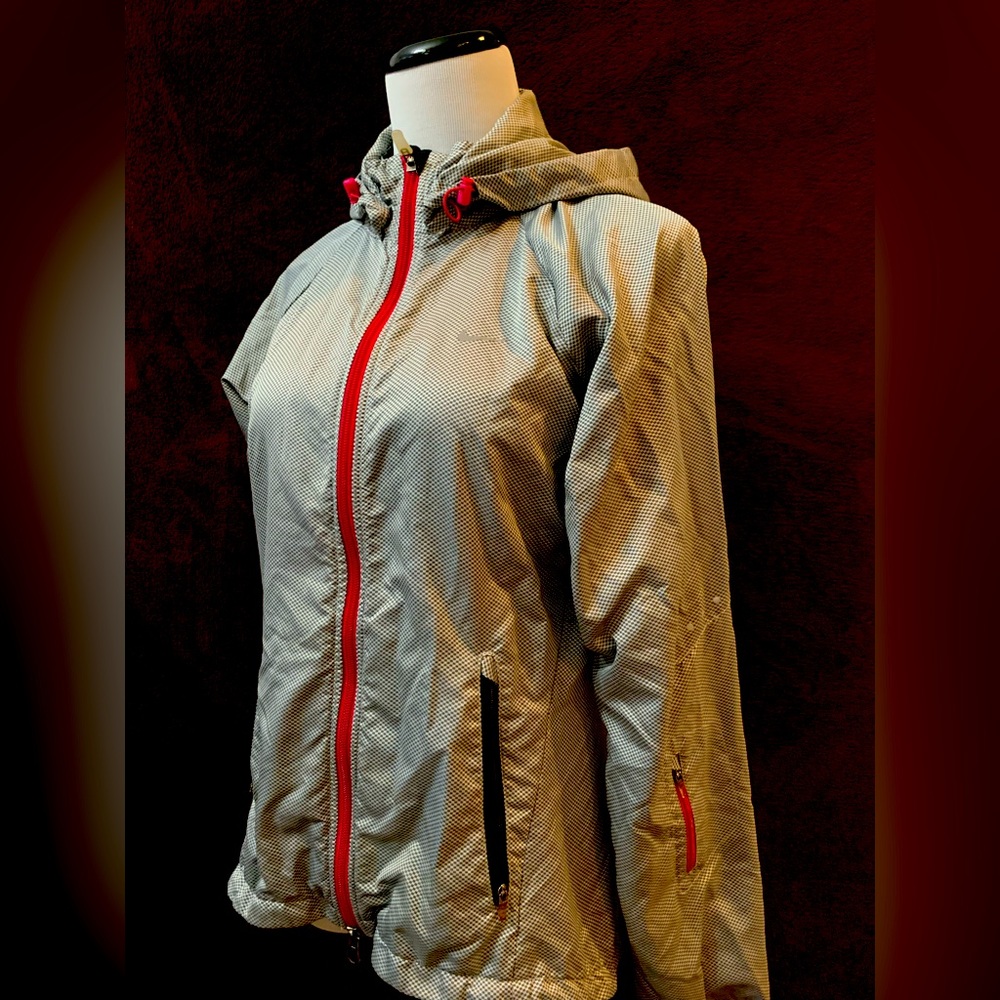 Nike size M great condition windbreaker. Parting ways to size down my closet.